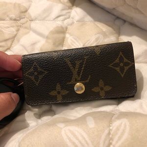 Authentic Louis Vuitton Fleur Four Key Holder 🌼